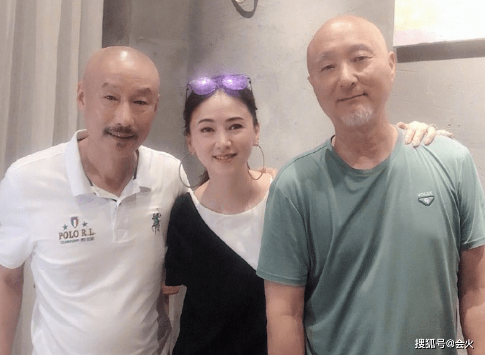 民国|翁虹与刘佩琦同框！民国旗袍身材尽显，张晨光陈佩斯光头造型抢镜