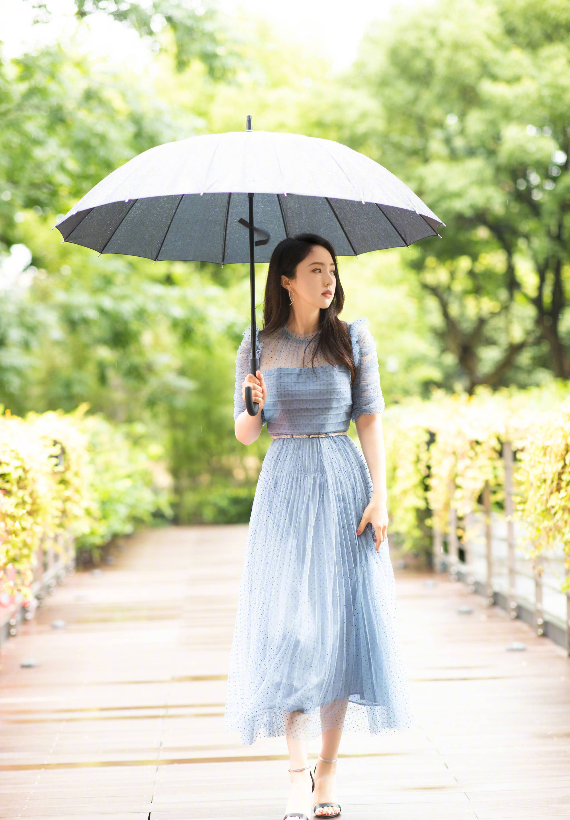 董璇晒最新美照 穿蓝灰色长纱裙撑伞漫步仙气十足