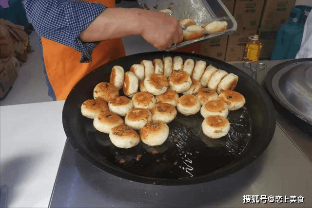 白菜|武汉人爱吃的传统早餐，2元1个出锅就抢光，当地人都是一袋袋买