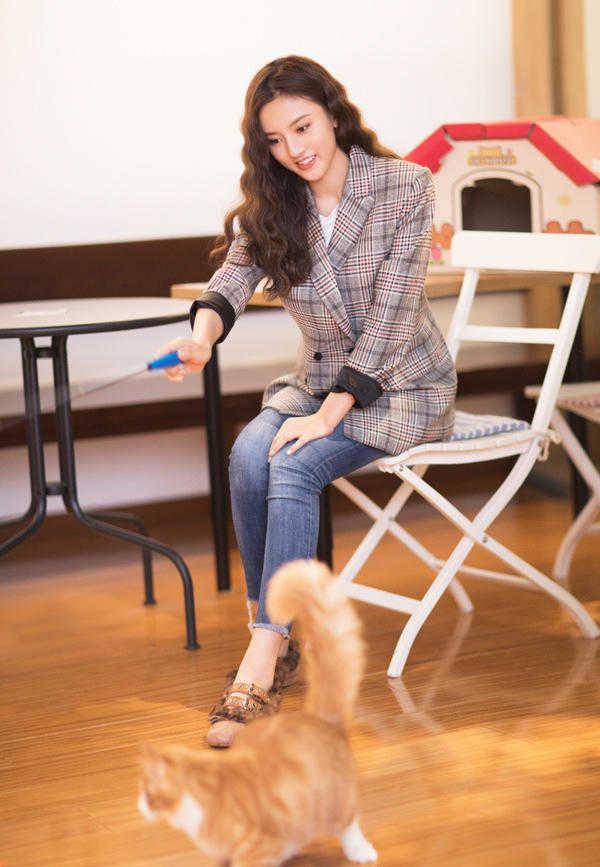 亮点|葛天的时尚品味真不错，穿格纹西装干练知性，搭牛仔裤帅气利落