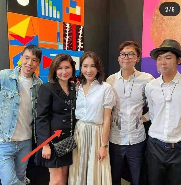 短裙|61岁钟楚红晒近照！穿一身大牌尽显总裁范，同框小12岁黎姿也不输