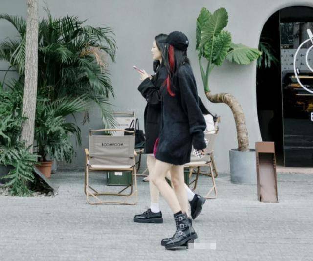 女神|杨幂真不吝啬秀腿!连着两天都玩下衣失踪,扎染发型太个性前卫了