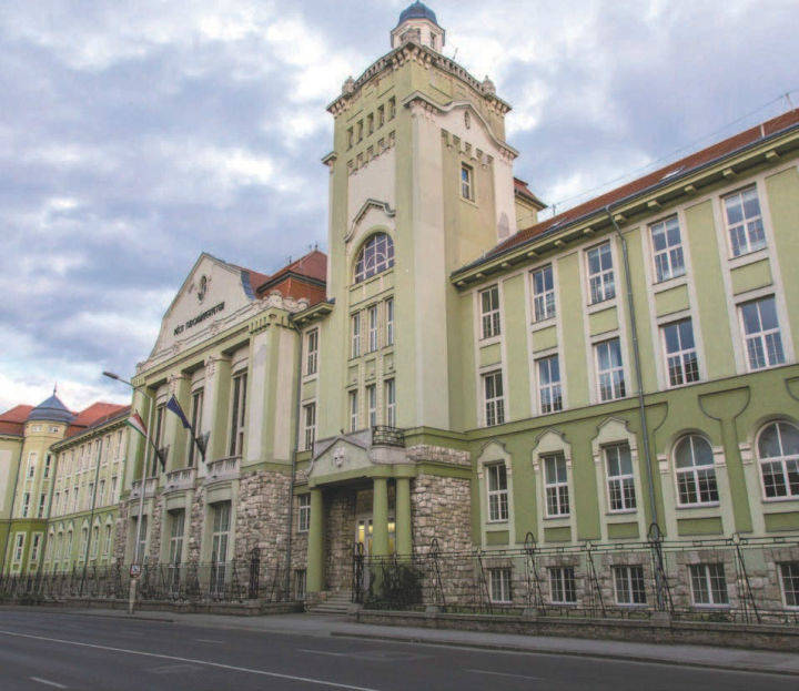 医学留学选校之佩奇大学