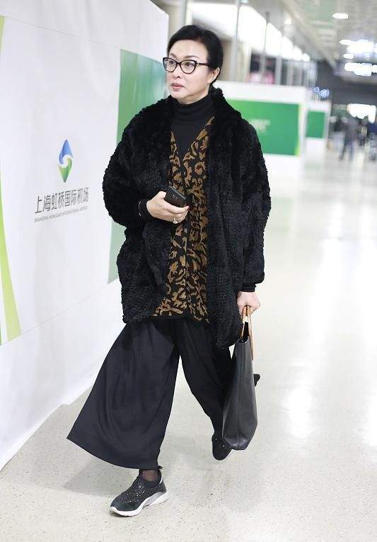 贵妇人|金星久违走机场,穿开叉裙暴露身材短板,罕见穿凉鞋拇指外翻抢镜