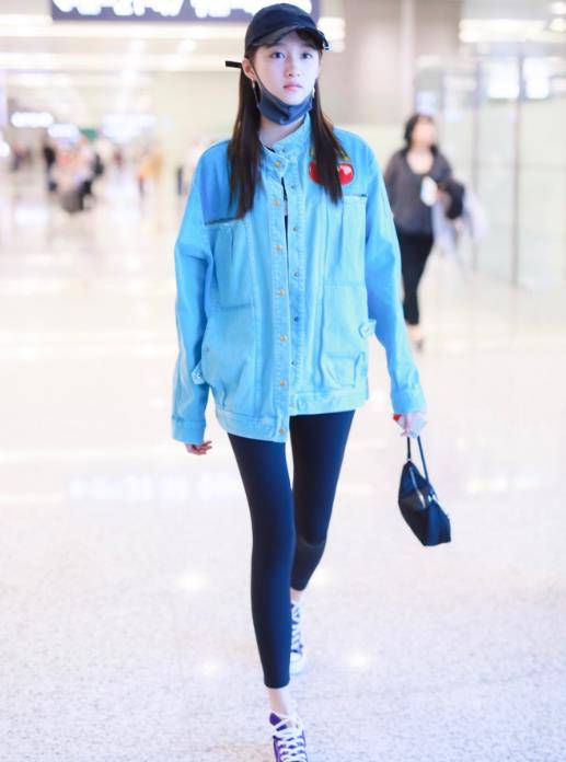 一身|关晓彤穿打底裤现身,全程被“筷子腿”抢镜,我P都P不出这效果