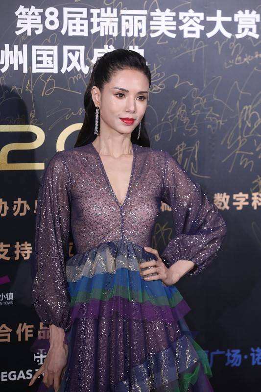 形象|“姑姑”李若彤穿礼服，还是很美，虽然略显老态，但真不像50多岁