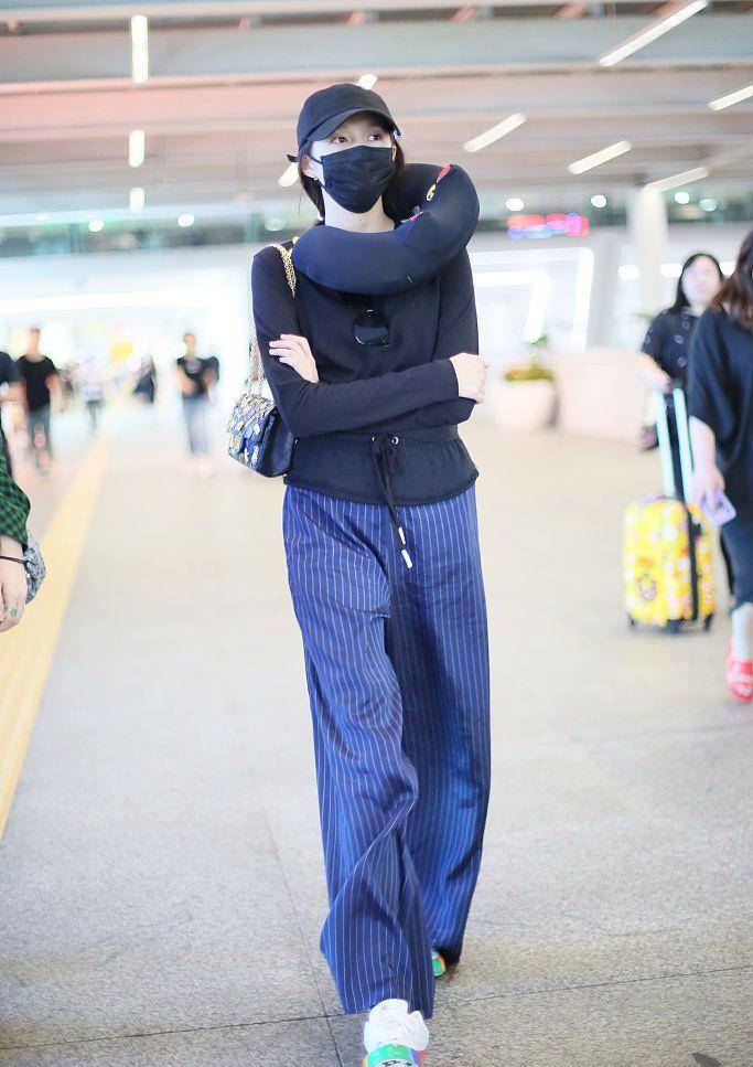 因为|关晓彤穿搭似老干部,背花包显老气,腿不够长的人不像她这样穿