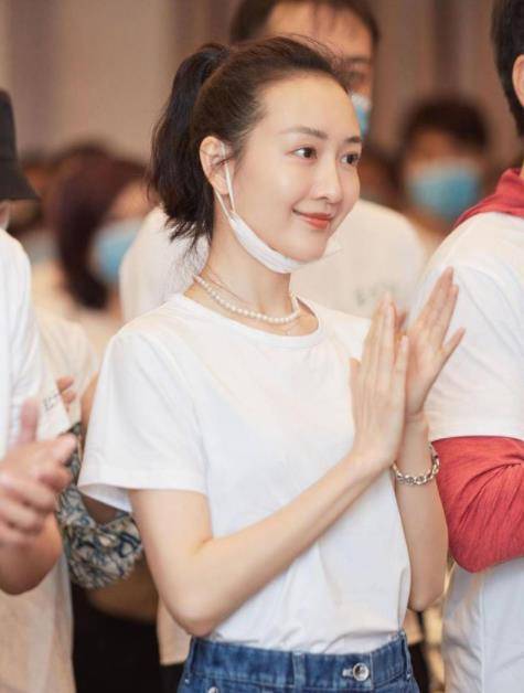 身材|袁泉私服真低调，T恤搭配牛仔裤休闲随性，女儿也遗传她的大长腿