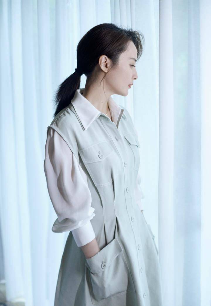 健美裤|蒋勤勤穿宽松T恤走机场，配棒球帽还挺潮的，却被健美裤暴露年龄