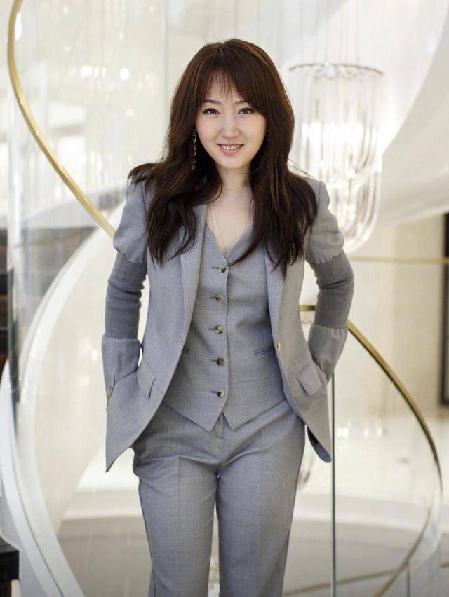 颜色|杨钰莹真会“玩”，穿红色和黑色拼接西装干练利落，潇洒霸气