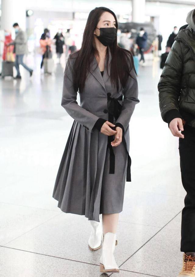 羊羔|伊能静挑衣服的眼光真“毒”，灰色大衣成熟优雅，温柔又有气场