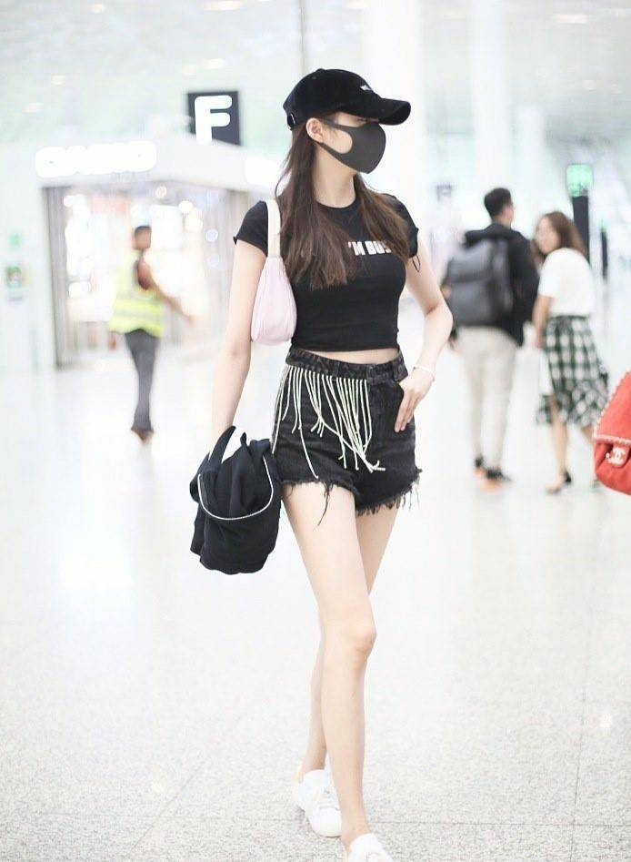 女神|关晓彤穿粉色条纹上衣出门遛萌宠,女神气质超赞,不亏是当红女星