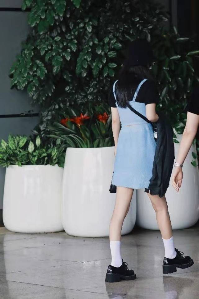 身材|单身后的赵丽颖还是保守，穿吊带裙里面还要配上T恤，果然是孩子妈