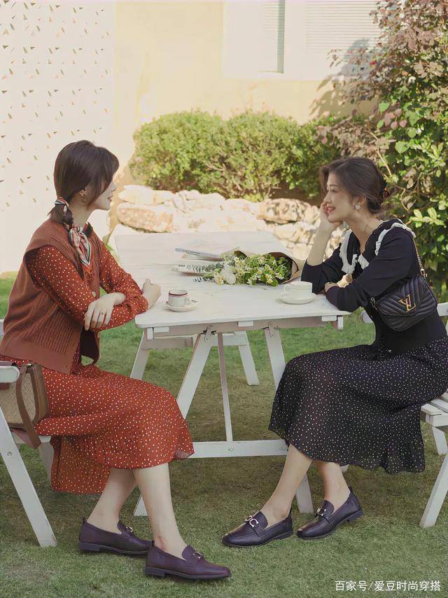 姐妹|今年初秋流行穿“小黑鞋”！不仅百搭好看，还很时髦