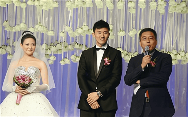 第一位是王剑群,她是秦升的妻子,王剑群的长相十分漂亮,和秦升相识