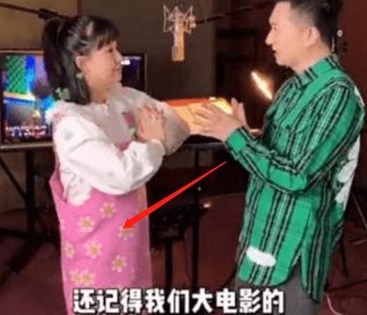 夫妻俩|央视主持红果果即将临盆！肚大如箩靠双手托，绿泡泡跪地脸贴孕肚