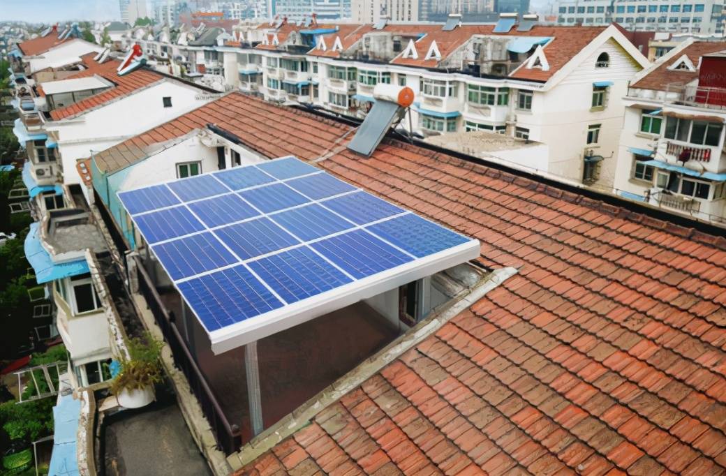 别人家的阳台能发电,在防护栏上加上光伏玻璃,不用交电费了