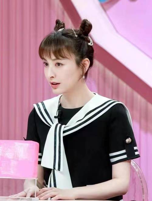 青春|朱茵49岁还追求少女感，穿短裙还扎“哪吒头”，却被双手暴露年龄