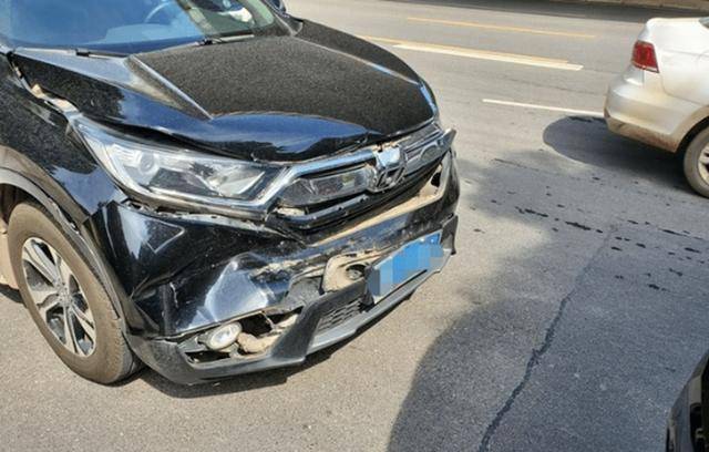 本田cr-v与凯迪拉克xt6亲密碰撞,谁是"纸糊车"一目了然