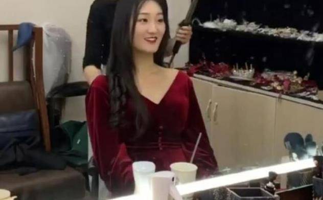 方面|大衣哥儿媳婚后“回门”，V领造型锁骨明显，妆容自然比明星漂亮