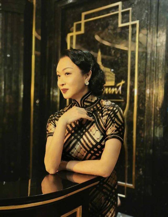 显示|金星越来越有女人味了，黑色拼接大衣优雅稳重，内敛稳重又成熟