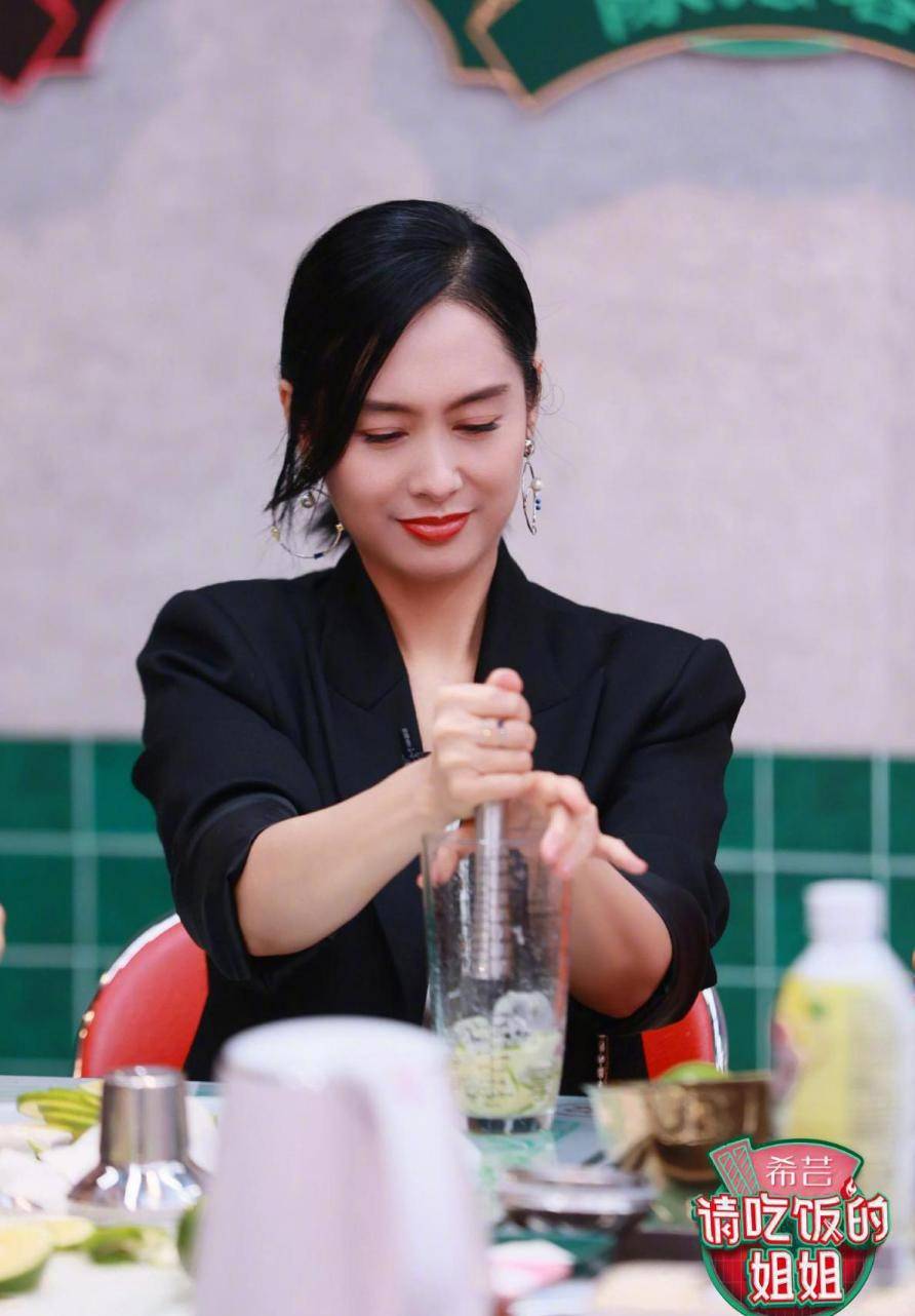 黑色|“紫霞仙子”朱茵就算穿短裙，气质也照旧优雅，温柔又高贵