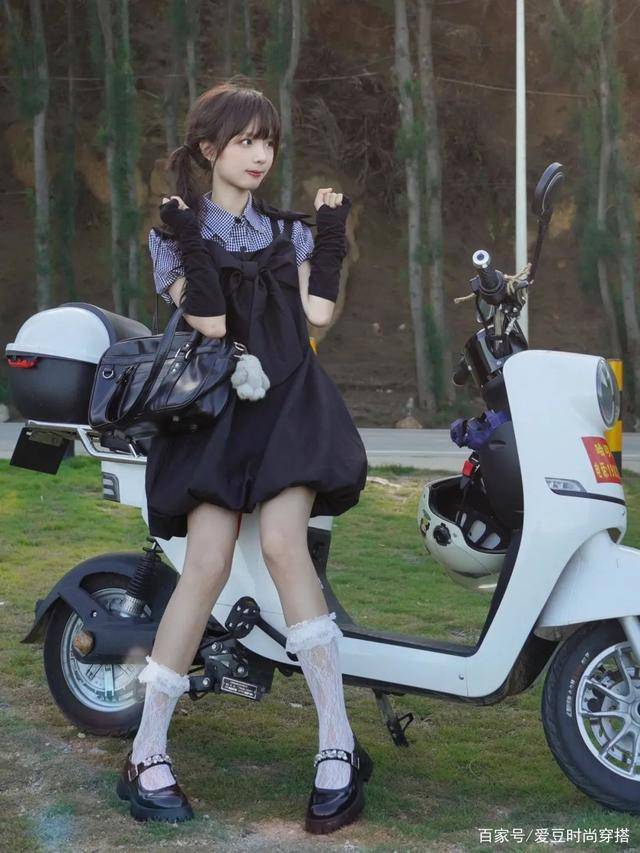 姐妹|今年初秋流行穿“小黑鞋”！不仅百搭好看，还很时髦