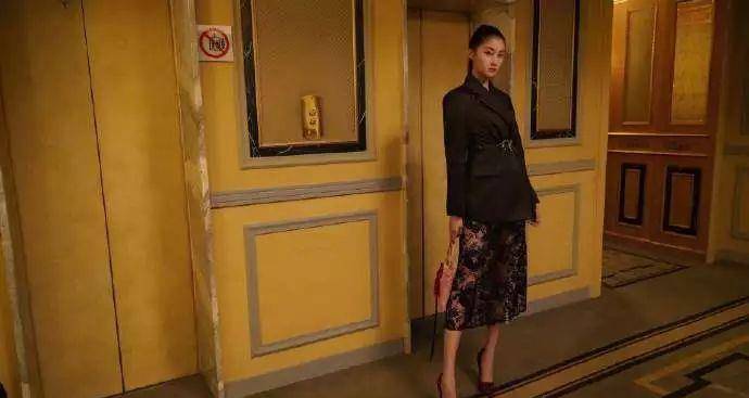 黑色|米兰时装周关晓彤出尽风头,黑色蕾丝裙性感,配军绿色西服有质感