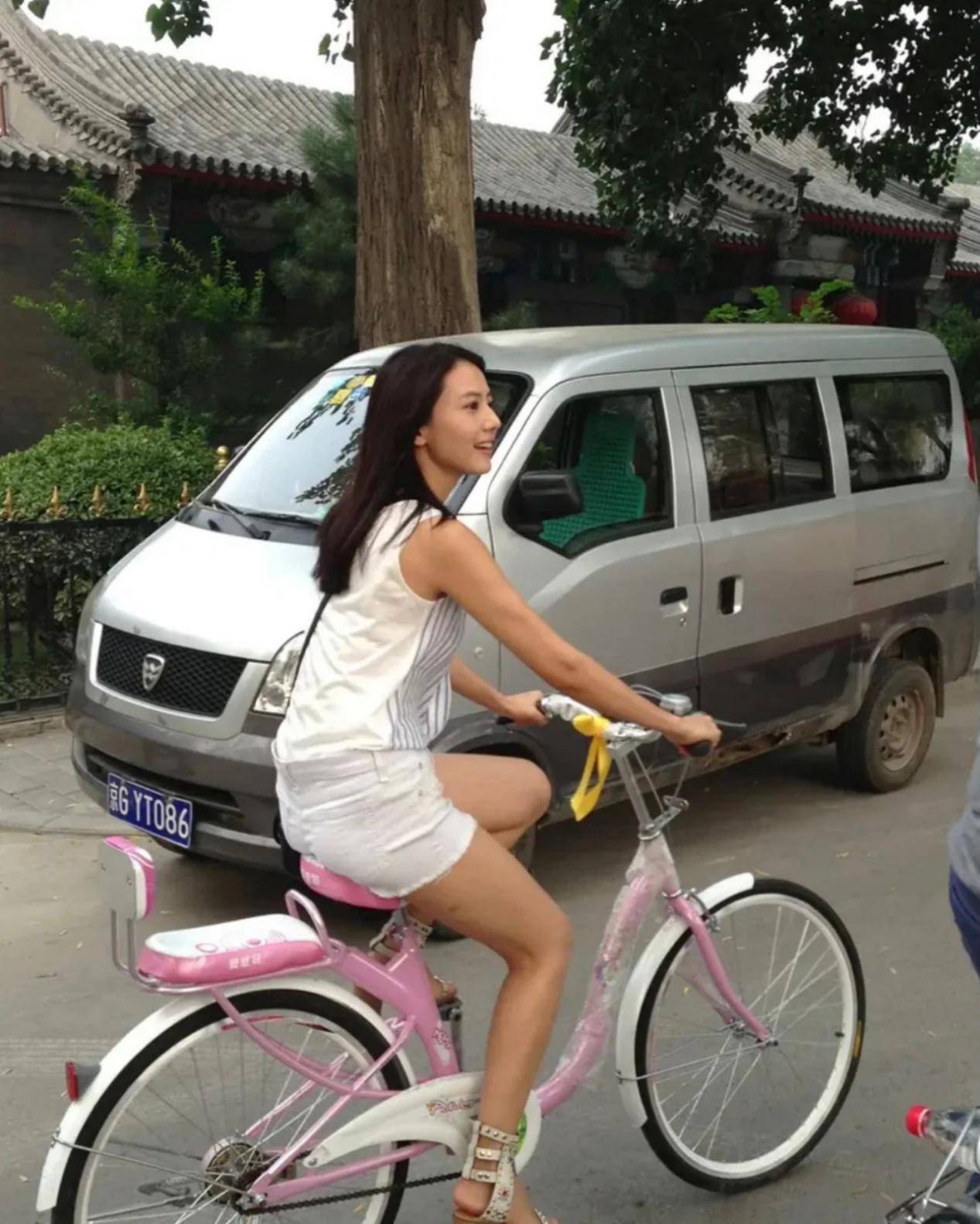 牛仔|高圆圆骑车被偶遇，穿背心鞋子让人一言难尽，素颜肤色黝黑认不出