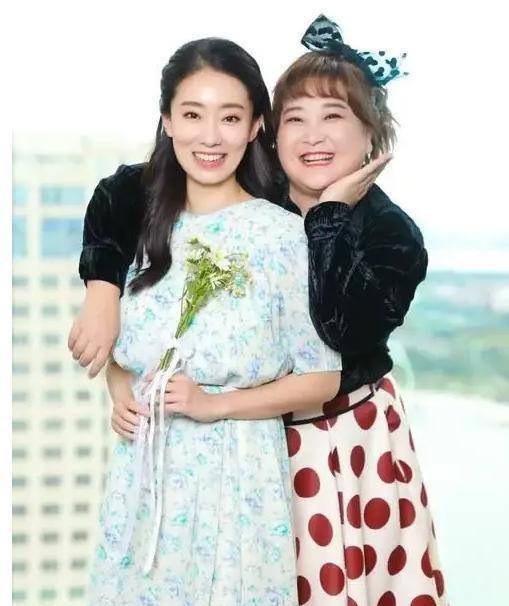 商务|张小斐改签新公司，贾玲的“放手”，揭开娱乐圈“姐妹情”的真相