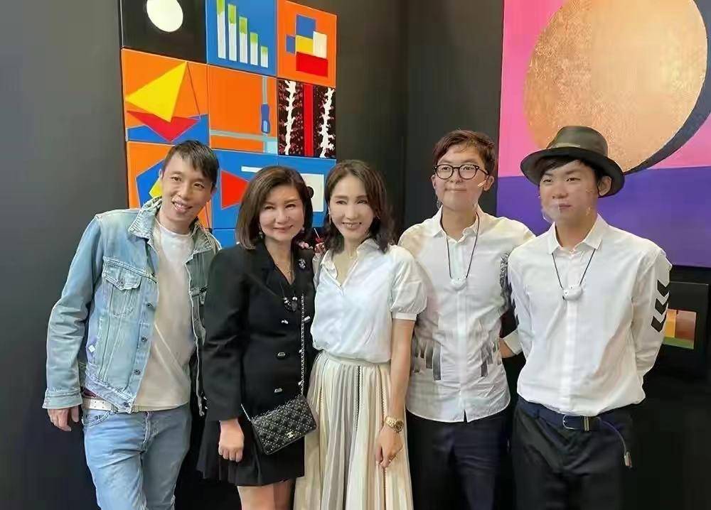 黑色|黎姿钟楚红聚会！61岁钟楚红身材肥胖老得认不出，俩人同框似母女