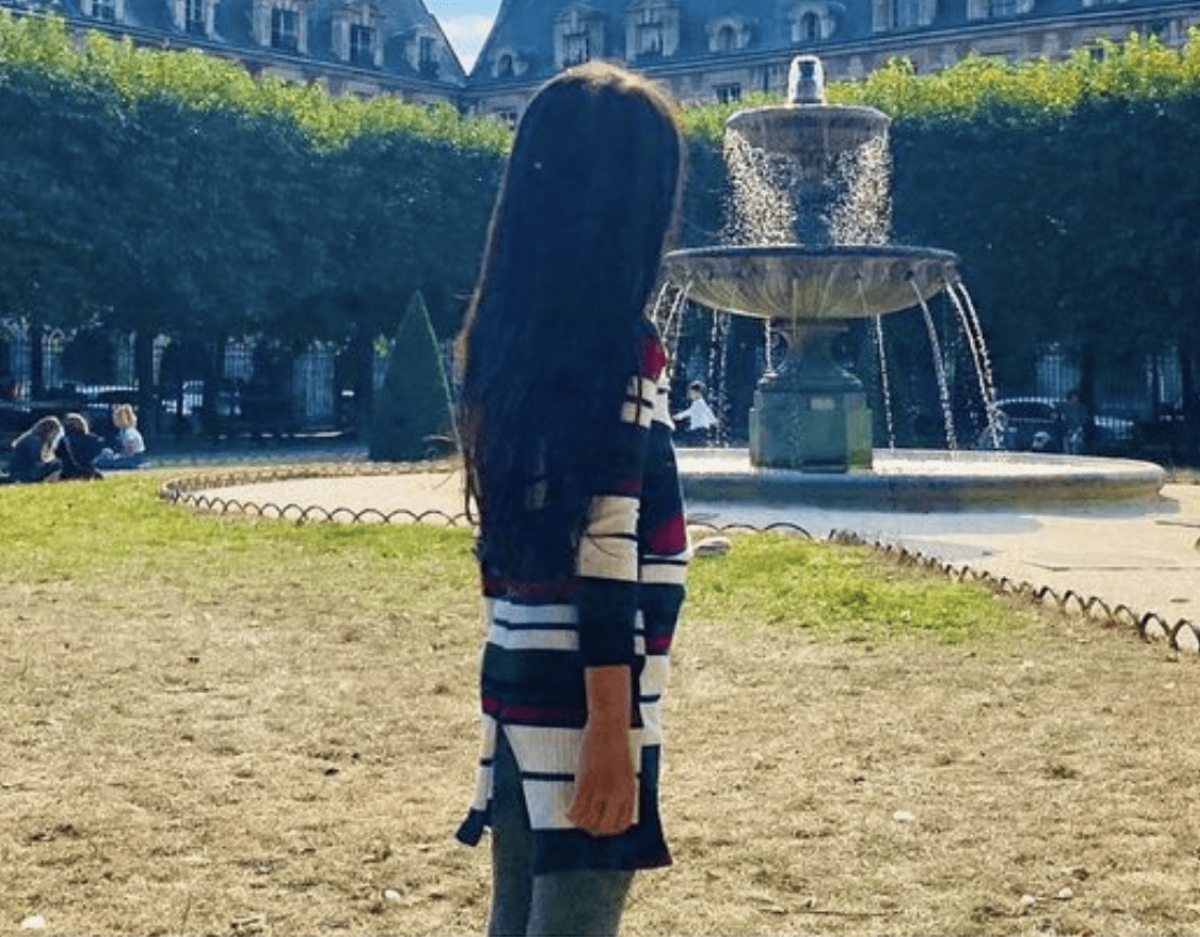 名畫|周杰倫打卡巴黎名勝，和女兒拍照復刻名畫超會玩，小周周亭亭玉立