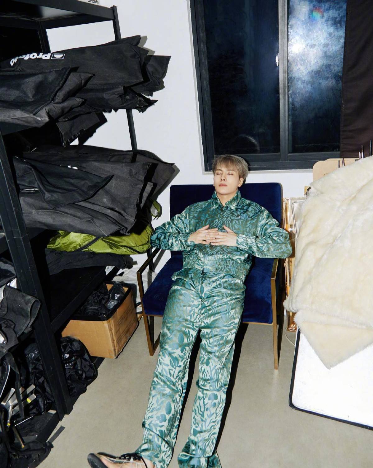 个性|王嘉尔穿搭太有个性,一身绿还能穿出时尚高级范,不土反而挺洋气