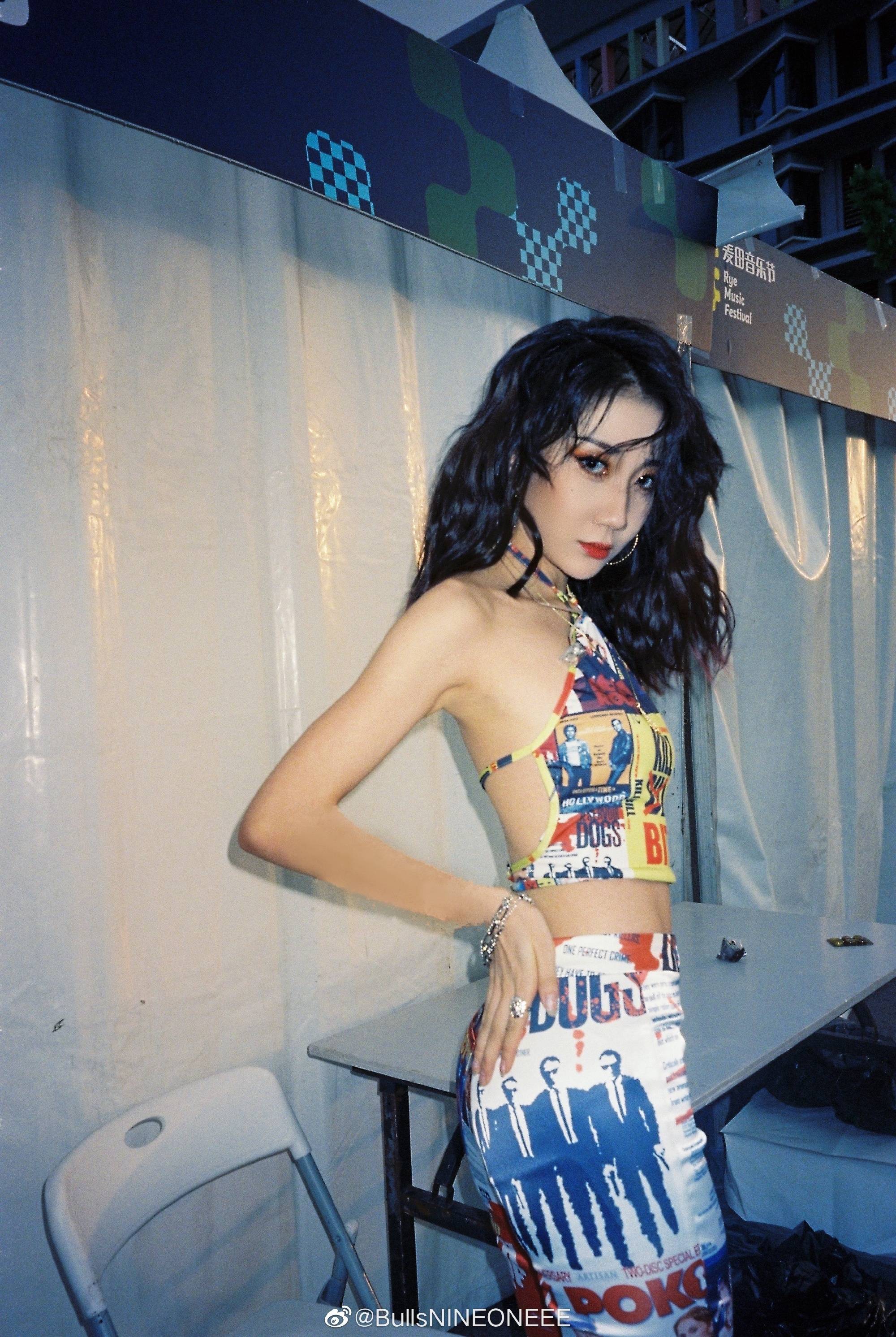 乃万穿花肚兜晒旧照,手臂纤细大秀小蛮腰,网友:好想看你巡演!_rapper