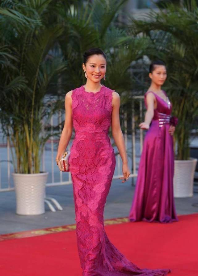 江一燕|江一燕虽然长相古典，但穿上粉色也不违和，一袭粉裙嫩得似学生