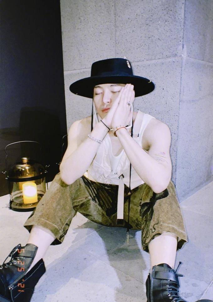 个性|王嘉尔穿搭太有个性,一身绿还能穿出时尚高级范,不土反而挺洋气