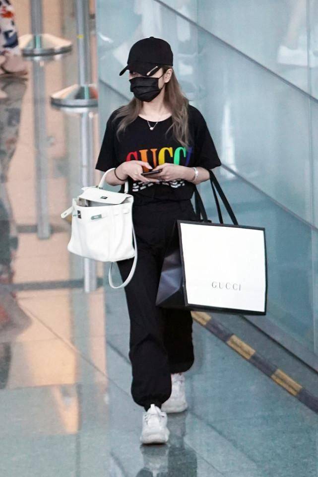 周扬青私下穿搭挺低调一身灰色休闲装似路人