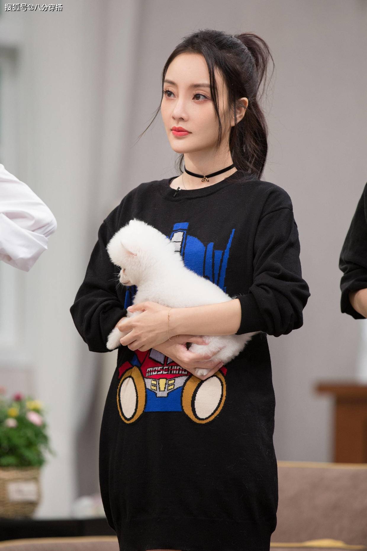进行|李小璐挺洋气的，穿深灰色套装阳光自信，一点不像孩子妈