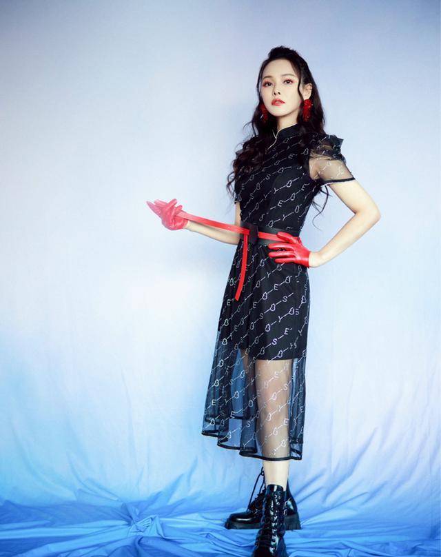黑色|伊能静真没有“年龄压力”，一身黑造型都显年轻，配上帽子更减龄