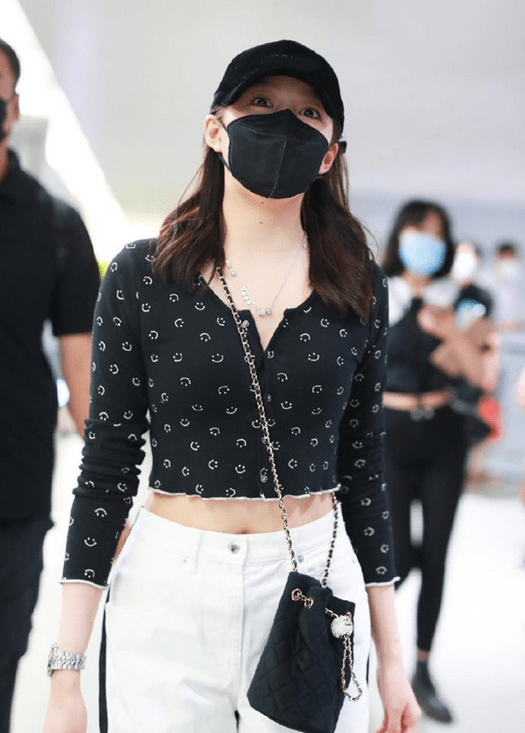 身材|关晓彤这身材太挑衣服,个子高胯宽肩也宽,穿小一码的T恤真自信