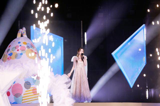 黑色|张含韵真的甜到骨子里了，穿一袭薄纱连衣裙优雅温柔，高贵精致