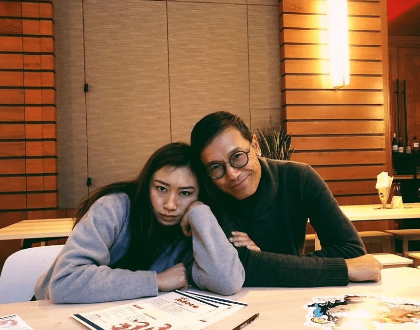 魅力|苗侨伟女儿真是继承了戚美珍的颜值，穿的普通，但气质自然挺稳重