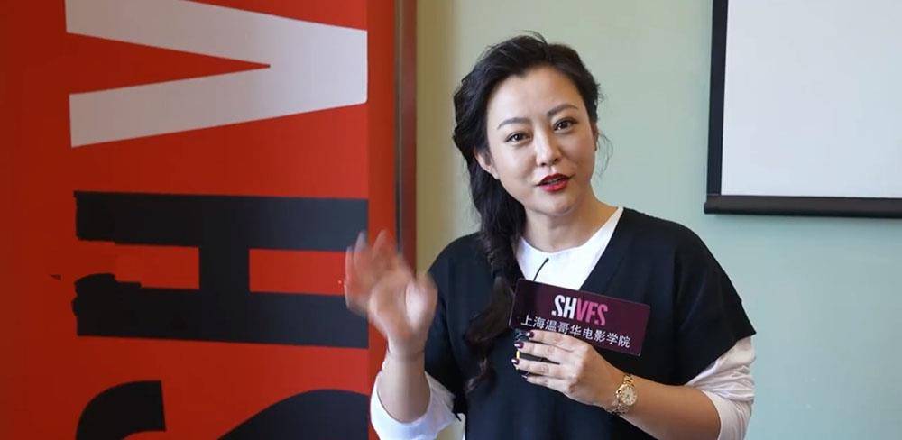 衣品和|郝蕾这次逆袭了，43岁穿大白裙入职当老师，座谈会侃侃而谈超严肃