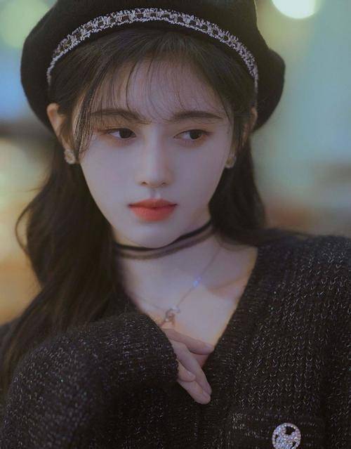 发型|鞠婧祎最新美照释出，黑色贝雷帽配小香风上衣，清甜漂亮！