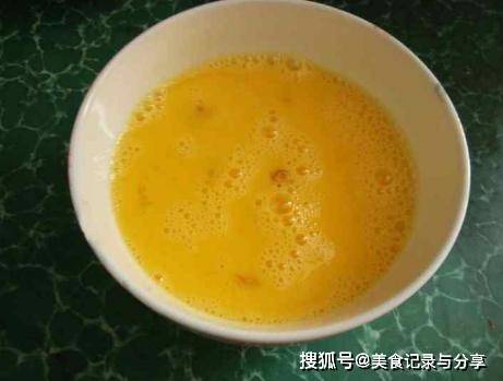 面的|我隔三差五给孩子吃这早餐，有蛋又有菜，营养美味料又足，吃得香