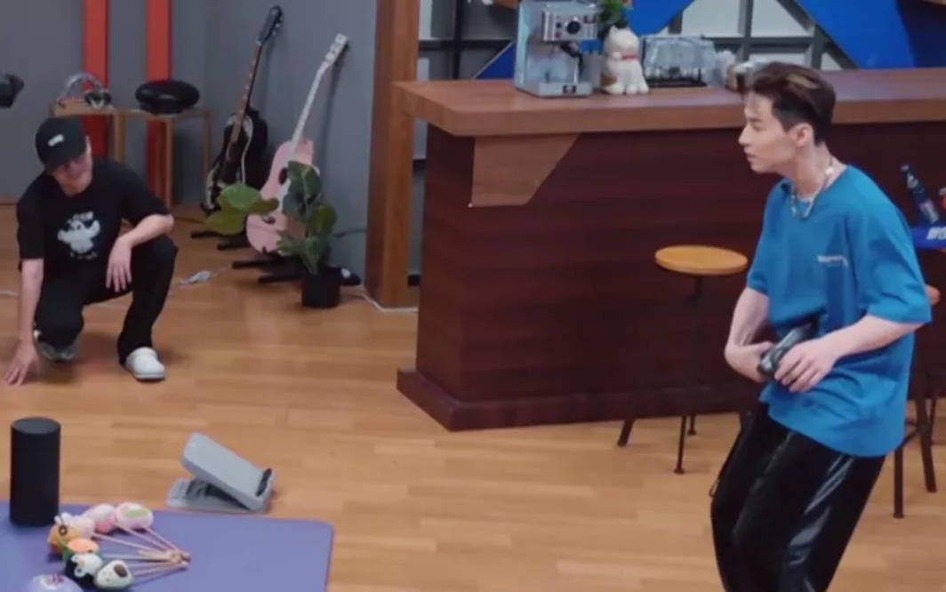 胸骨|刘宪华韩式综艺感又过头，拿筋膜枪怼韩庚太危险，节目组都慌了