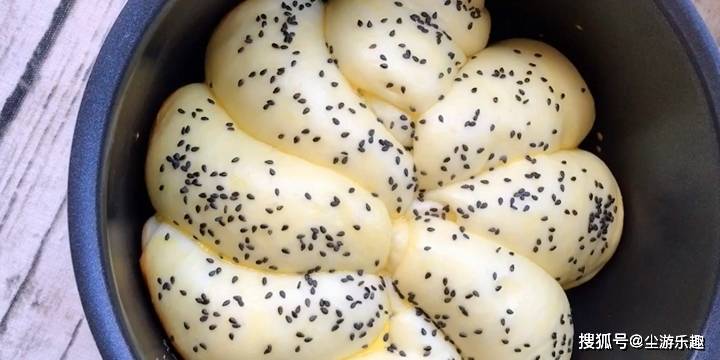 做法|电饭锅做早餐面包的配方,比蒸馒头还香甜,学会可以做给家人吃