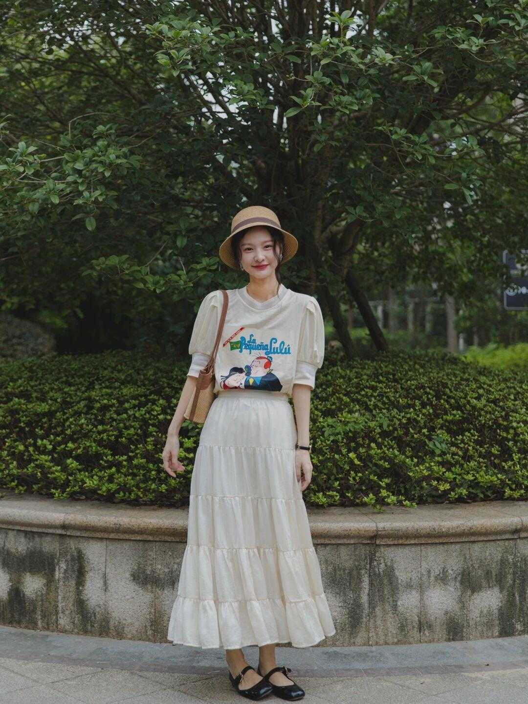 条纹|早秋，T恤的“高级穿法”是这样的，配半身裙温柔优雅，清爽舒适
