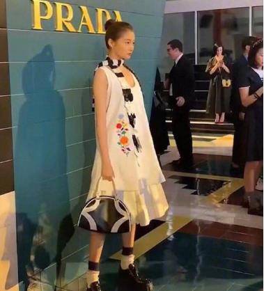 要求|网友要求众筹换造型师？关晓彤造型又翻车，把Prada穿成孕妇装