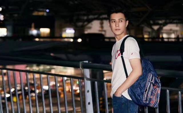 心形|老干部靳东挺厉害！白T恤牛仔裤满脸少年感，43岁装嫩吊打小鲜肉